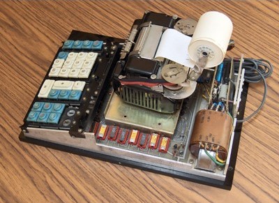 Busicom 计算机的 MCS-4 内部图片