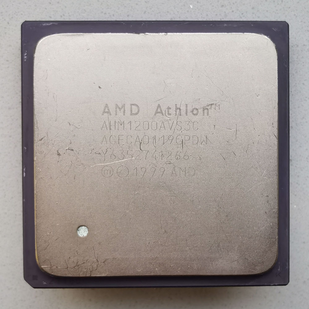 AMD Mobile Athlon 4 1.2 GHz 正面