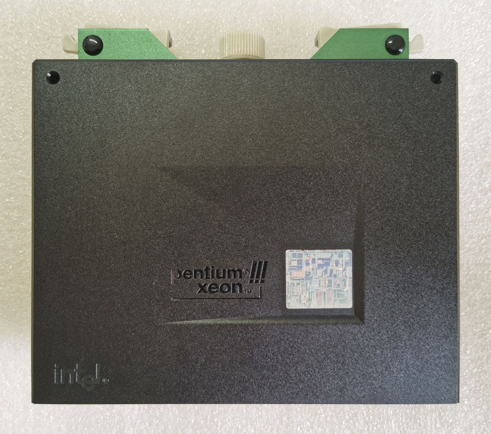 Intel Pentium III Xeon 700/100/1M S2 2.8V 正面
