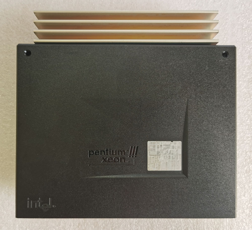 Intel Pentium III Xeon 700/100/2M S2 2.8V 正面