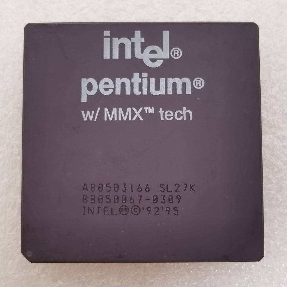Intel Pentium MMX A80503166 正面