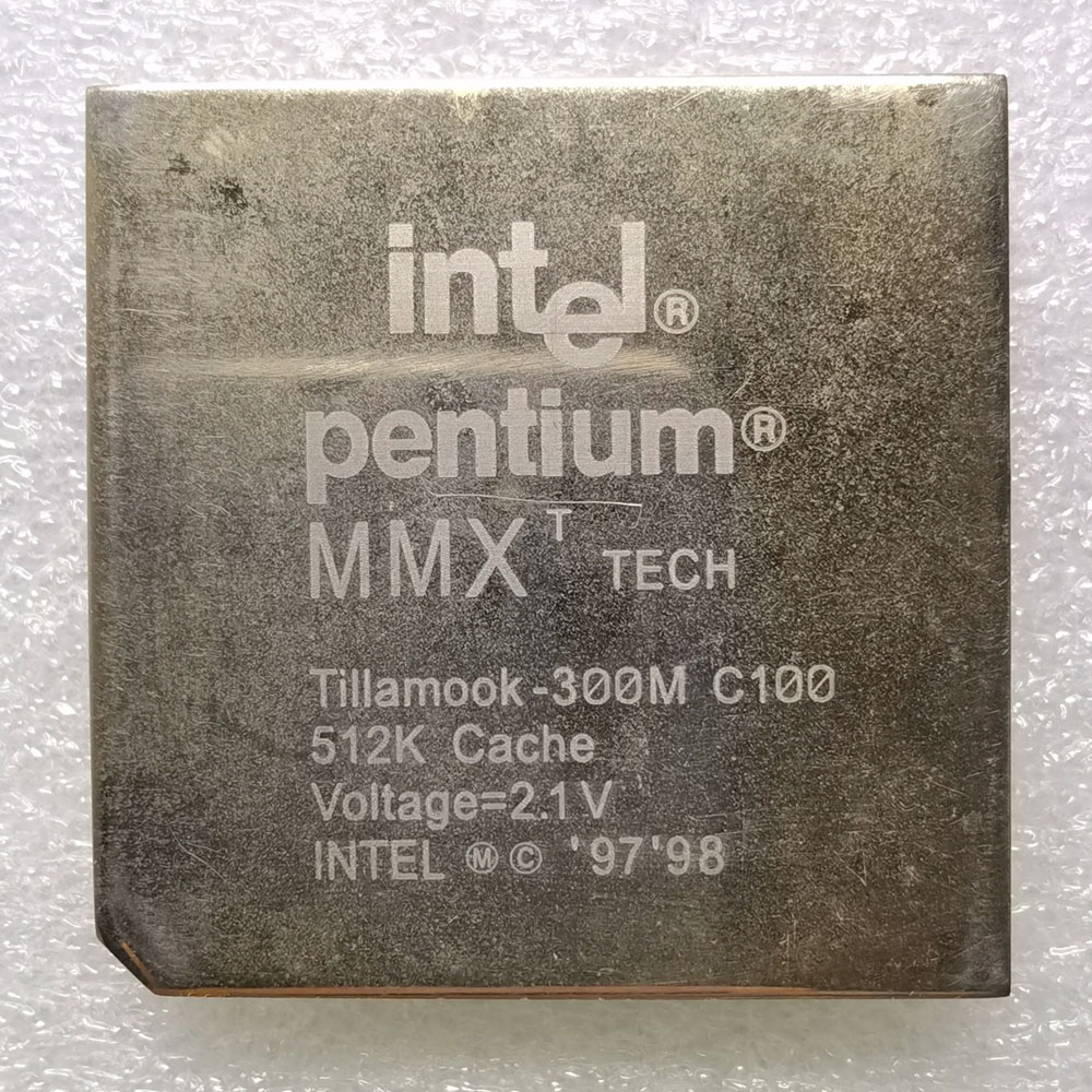Intel Pentium MMX Tillamook-300M C100 正面